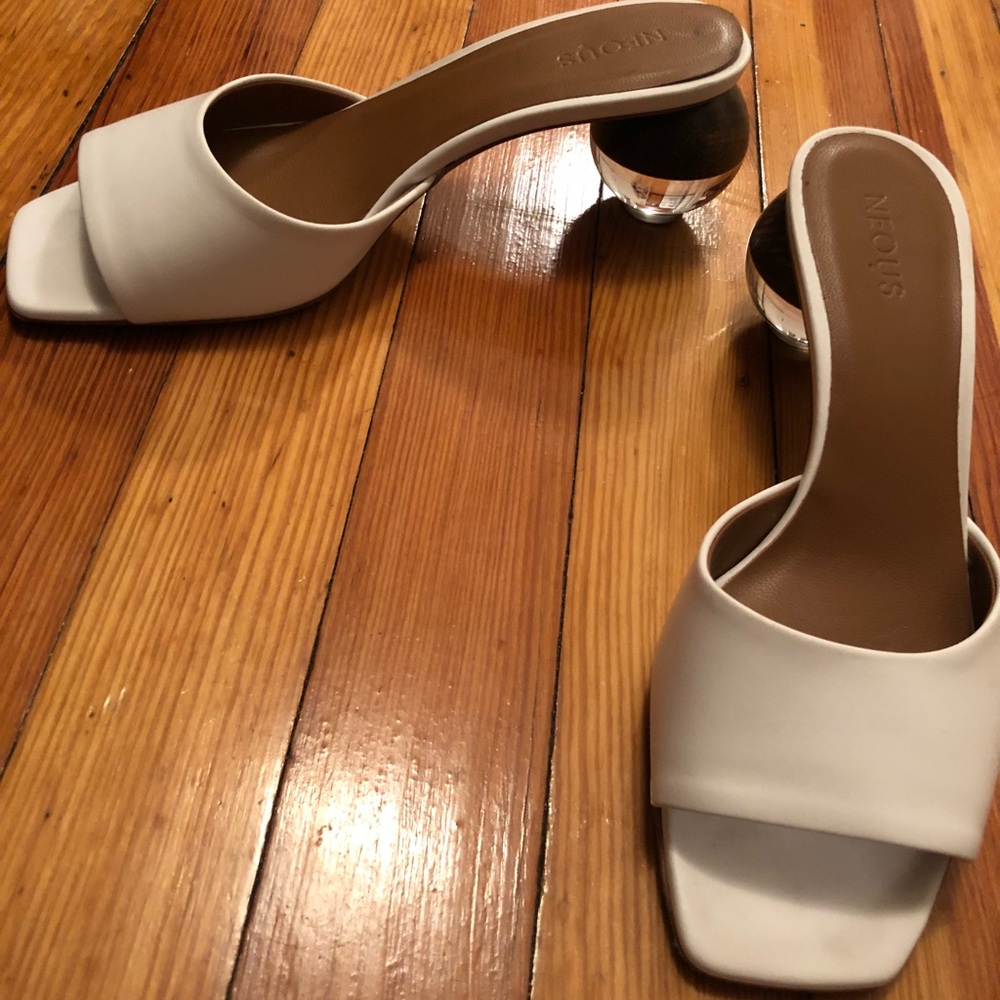 Neous mules with spherical heel